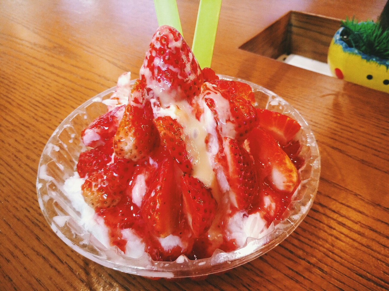 草莓雪花刨冰