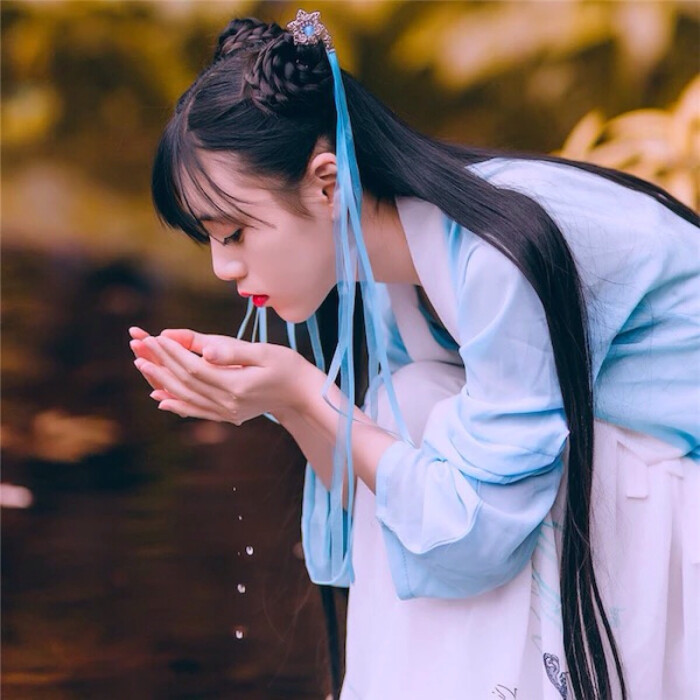 上善若水任方圆,忆昨好之今弃捐.