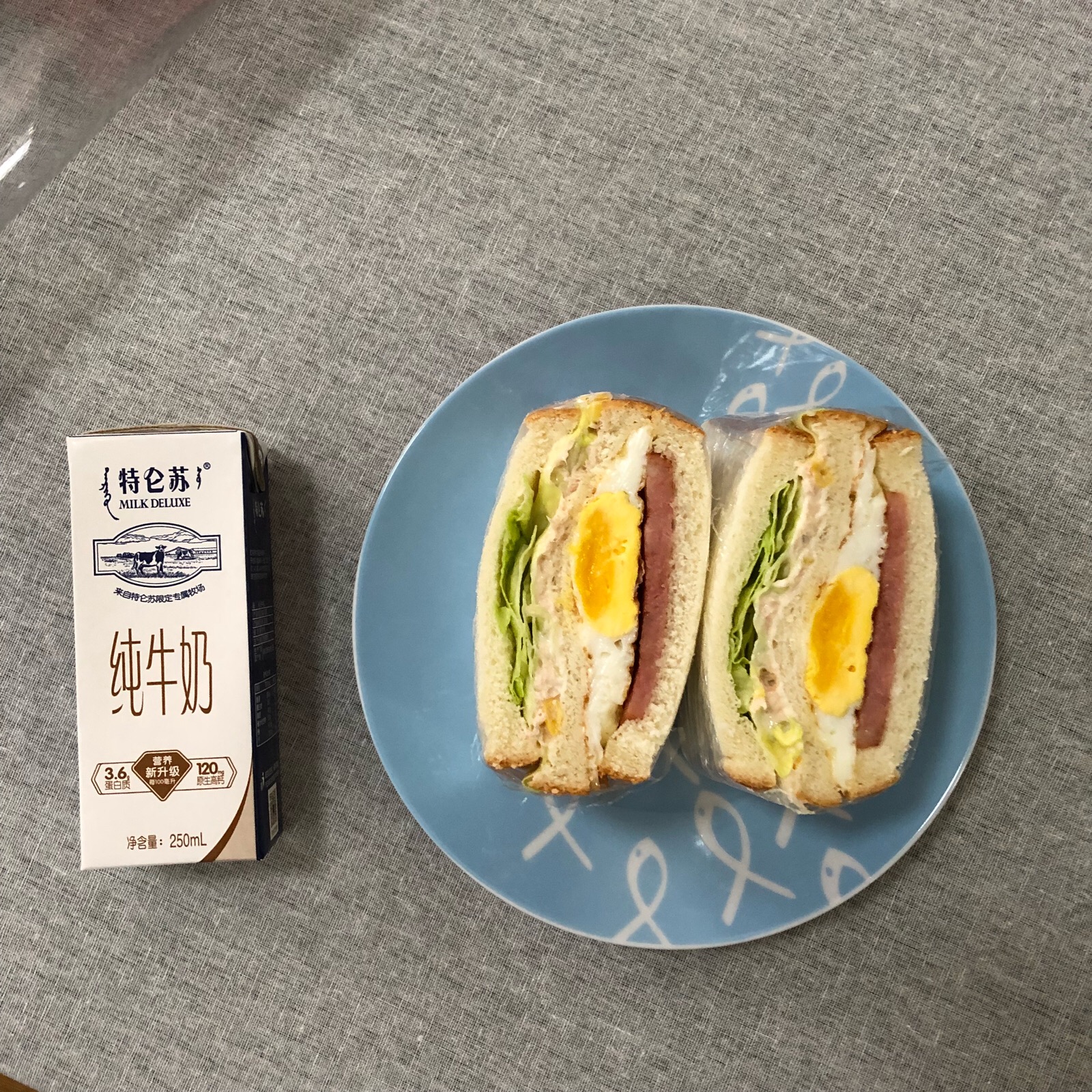 一个人的早餐,豪华金枪鱼三明治.