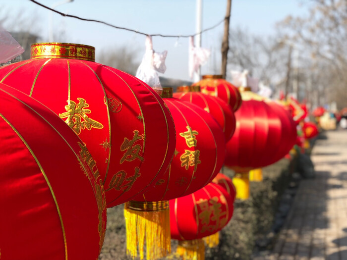 年味 大红灯笼高高挂新年好彩头 灯笼红通通西安市 三兆村