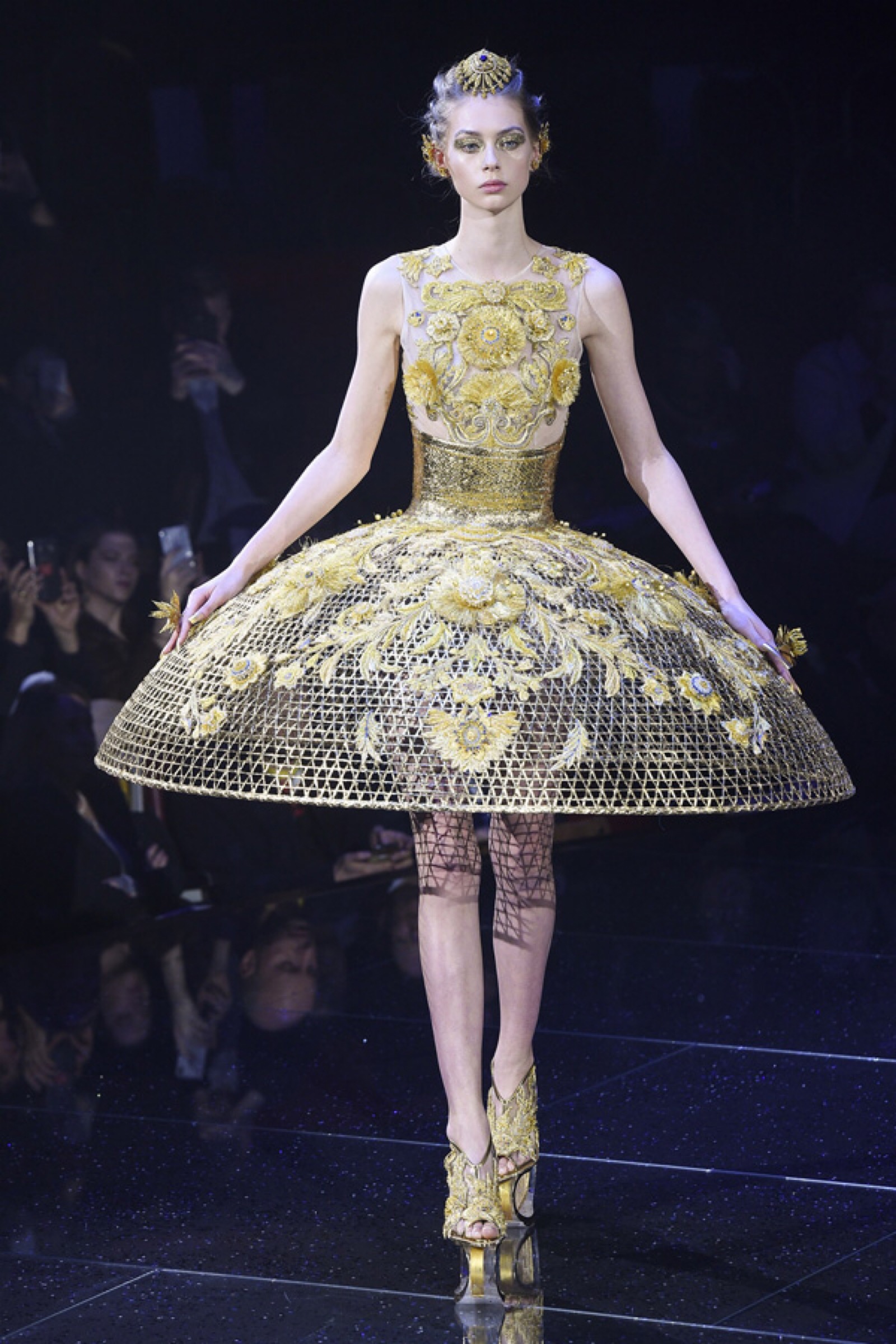 中国著名设计师品牌 guo pei(郭培)于巴黎高定时装周发布2018春夏高级