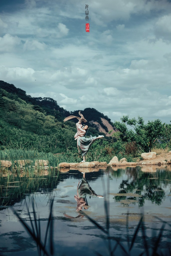 是魂牵梦萦的裙裾飞扬 流觞曲水 伯牙子期 是你那瞬的回眸笑靥 江山不