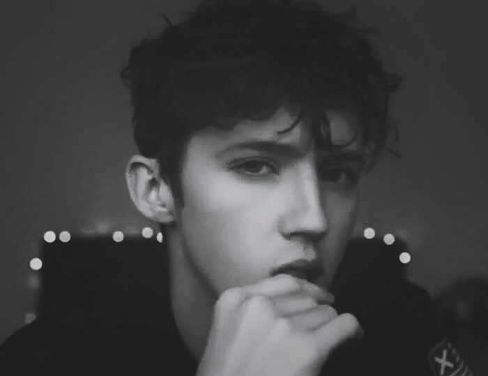 troye sivan 自截 黑白 头像 男头