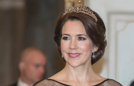 丹麦玛丽王储妃的王冠和珠宝_看图_丹麦亚