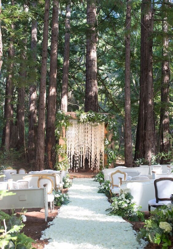 喜欢森系婚礼的新人何不把婚礼直接搬到森林呢?