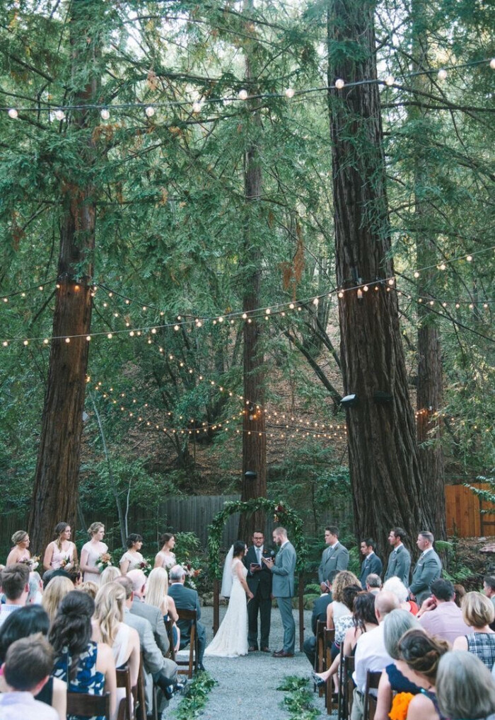 如同《暮光之城》中的那场令人惊艳和难忘的森林婚礼一般,每一个细节