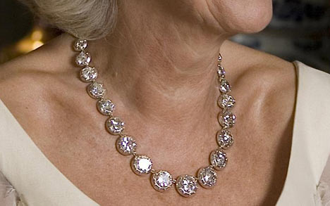 英国王储妃卡米拉的项链是女王送她的60岁生日礼物