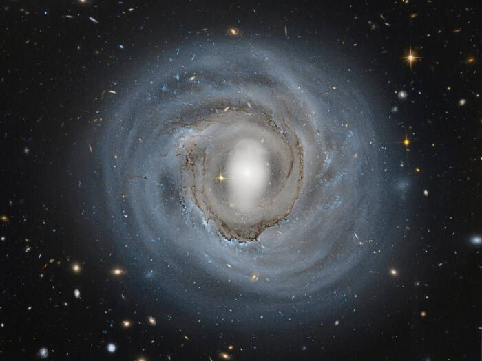 ngc 4921是一个后发座星系团内的棒旋星系,位于后发座,距离地球约3.
