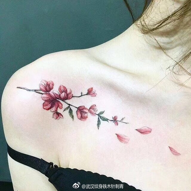 锁骨彩色樱花,桃花纹身图案