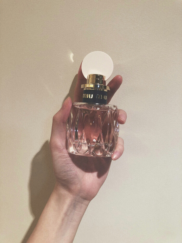 MiuMiu新款粉瓶香水。