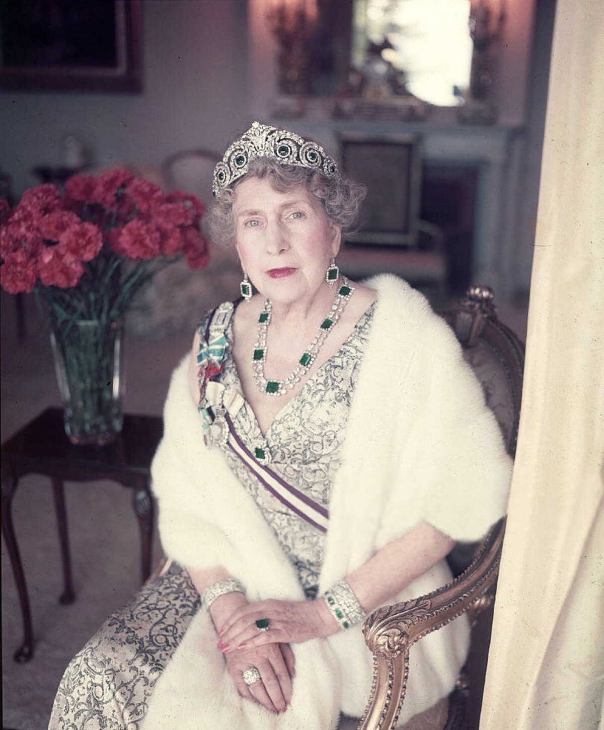 西班牙前王后维多利亚尤金妮,她的这套祖母绿王冠套装在西班牙王室
