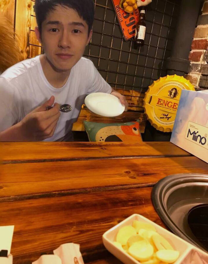 我和男朋友正在吃饭 你们呢?●v