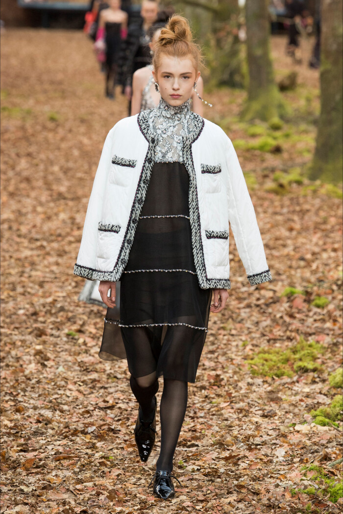 chanel(香奈儿)2018巴黎时装周秋冬高级成衣发布秀