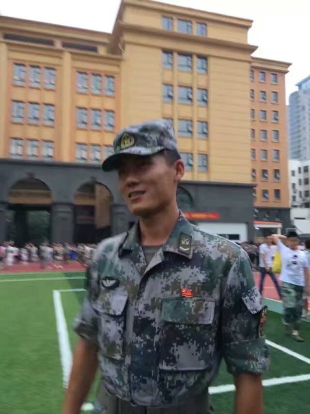 年级最帅教官 长得相似蒋劲夫