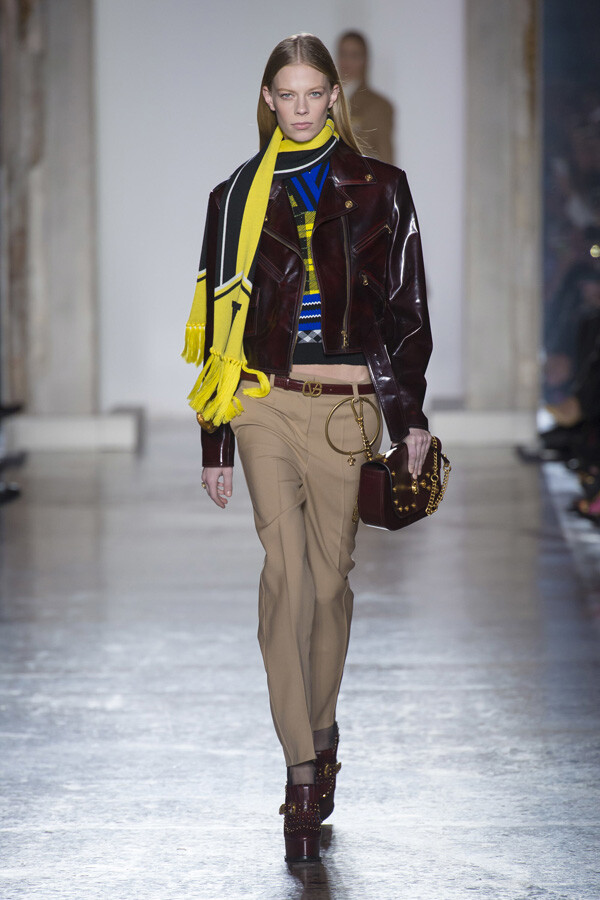 意大利奢侈品牌 versace 2018 秋冬高级成衣 本季设计师利用色彩缤纷