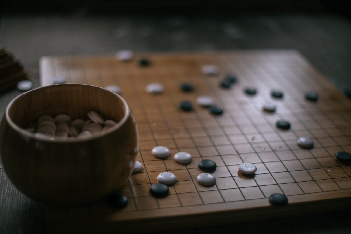 《虚名散》懒把棋盘摆,左右对弈,输赢子二三.雪落皇城满,寻静向空山.