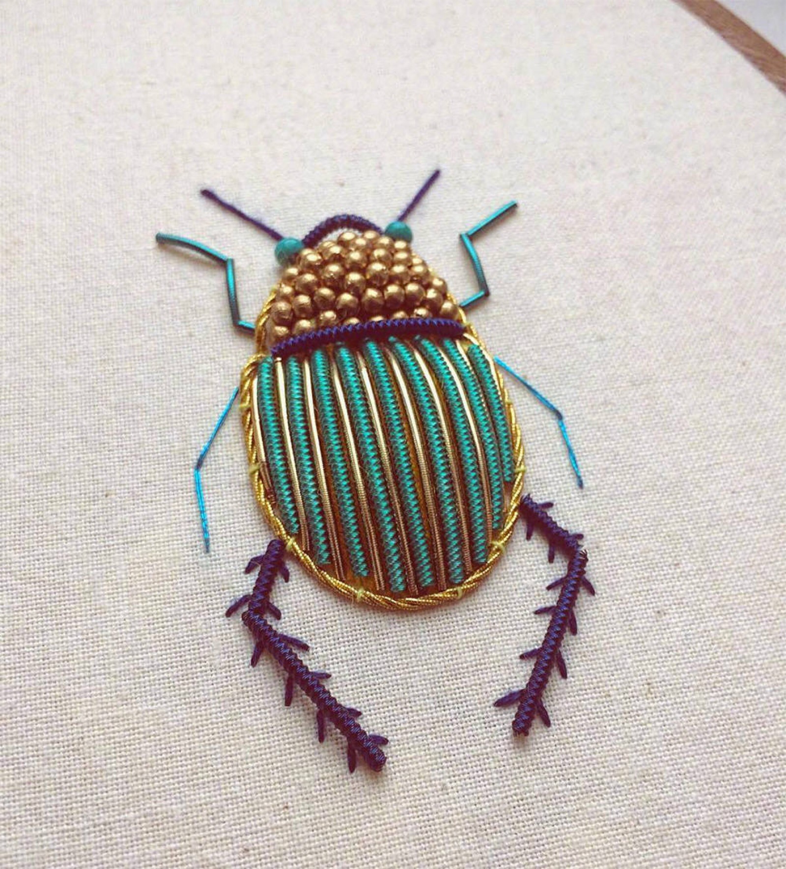 利用金线和小金属制作的昆虫刺绣,艺术家 humayrah bint altaf