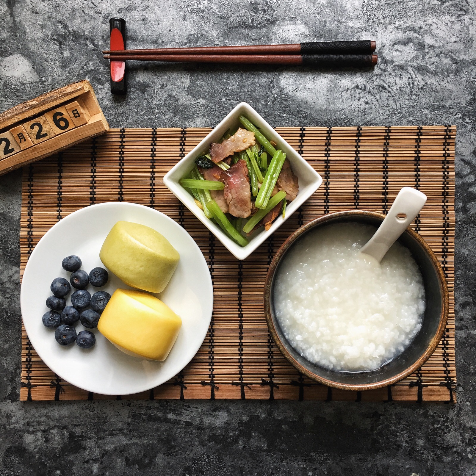 26早餐记录:白粥 蔬菜馒头 西芹腊肉 蓝莓