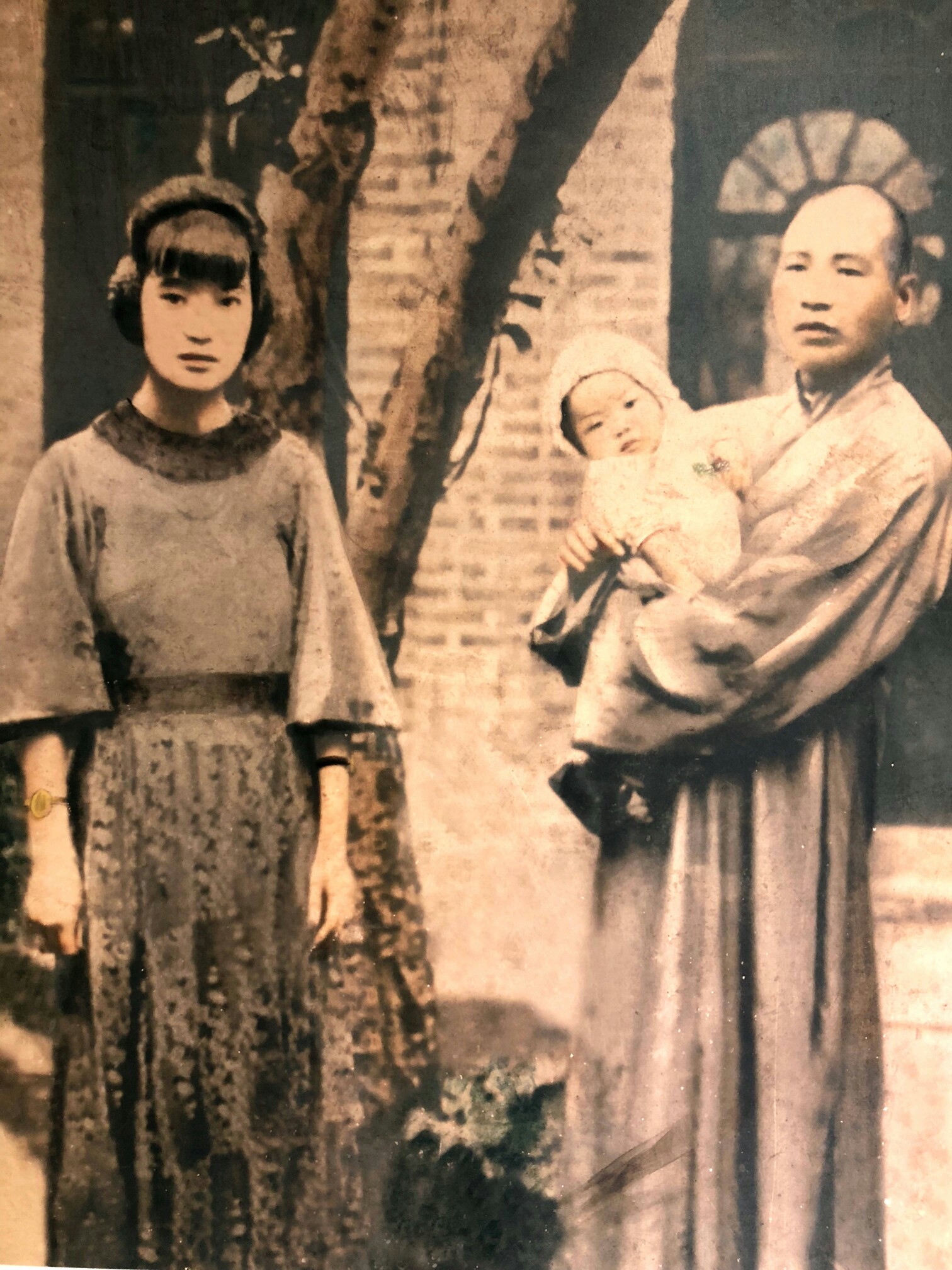 1928年,成都,"西南王",大地主刘文彩的弟弟刘文辉抱着刚出生的长子