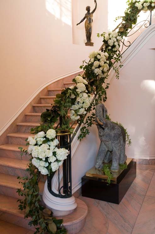 楼梯扶手上的花园,正在盛开,楼梯婚礼花艺.