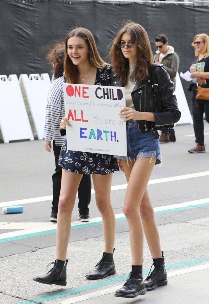 kaia gerber 和好友charlotte lawrence