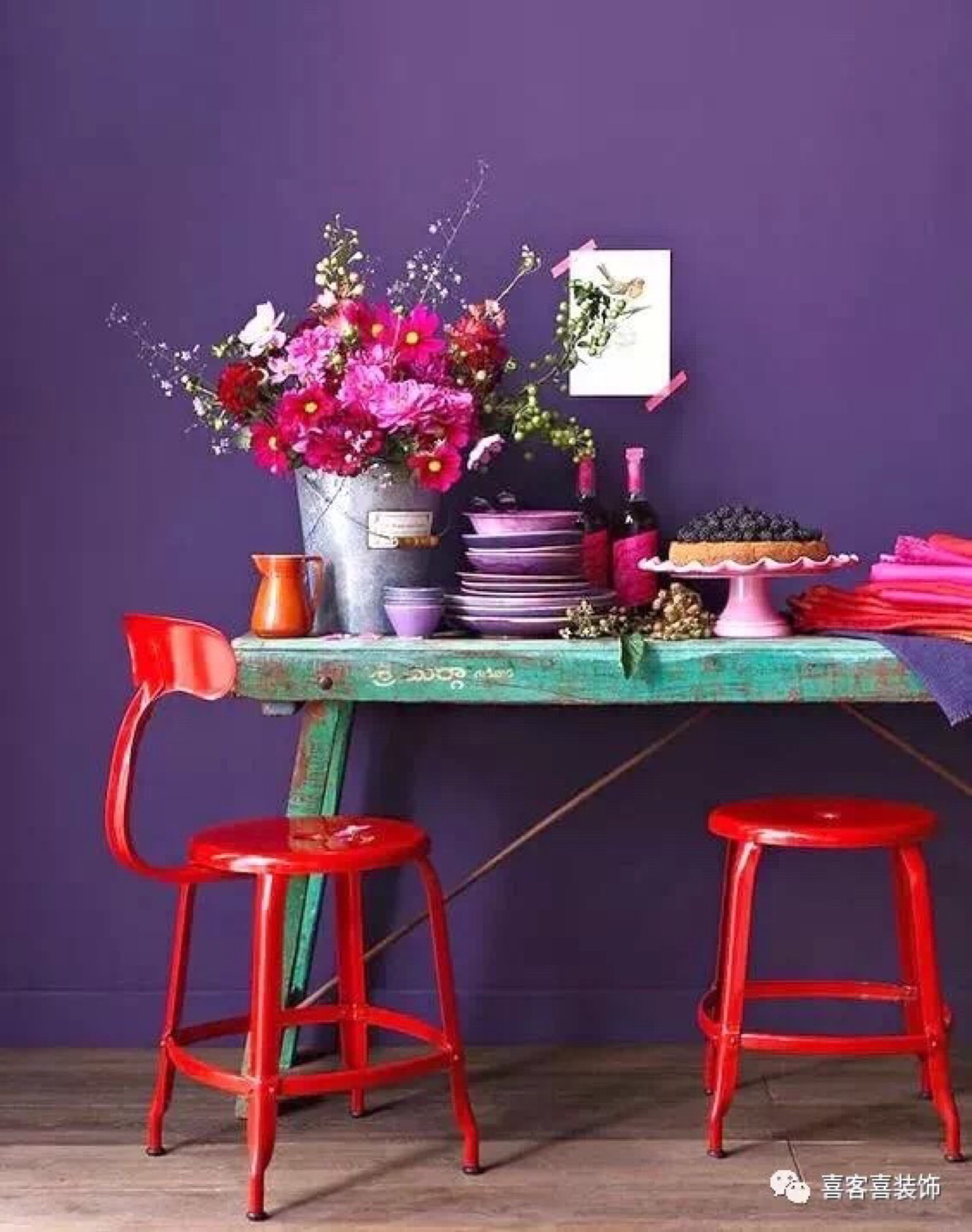 运用沙发之间的色彩呼应,紫外光色沙发搭配大红,粉红,桃红等红色系单