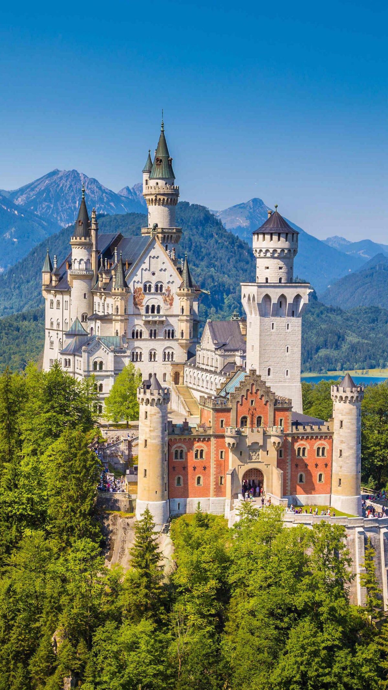 新天鹅城堡(neuschwanstein castle)又名"福森白雪公主城堡",是座白墙