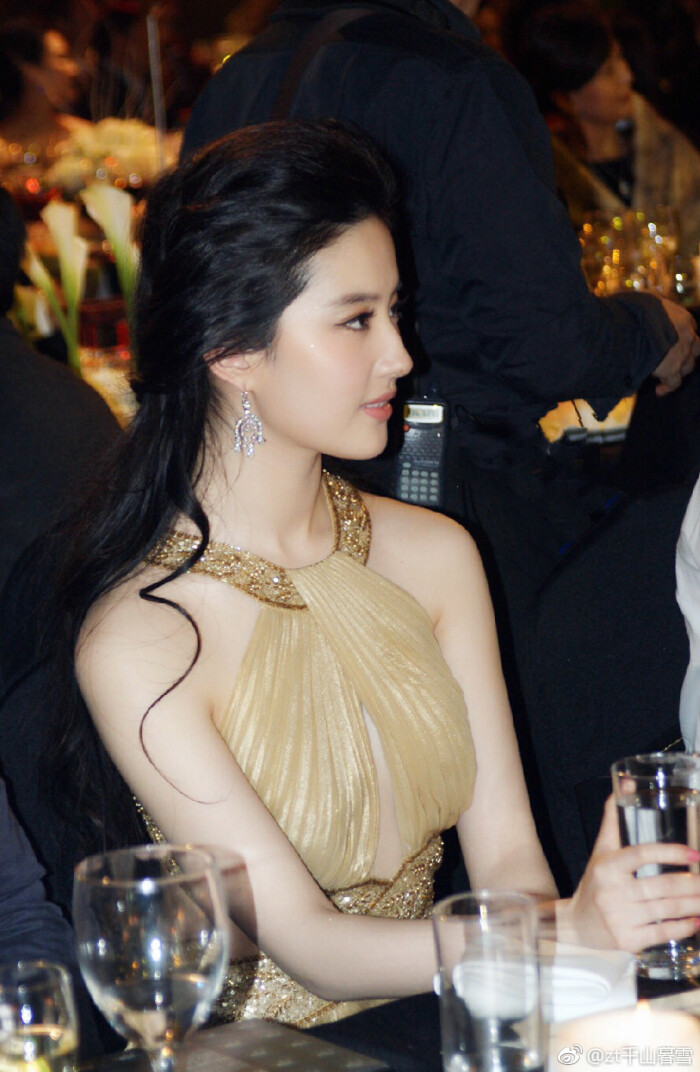 刘亦菲 2010年4月28日,上海,时尚芭莎慈善晚宴,刘亦菲一袭金色修身