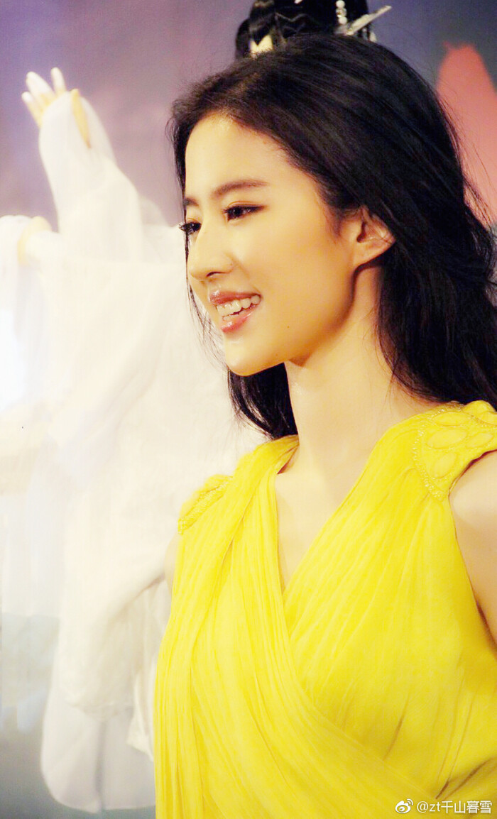 刘亦菲 2011年5月1日,电影《倩女幽魂》在台湾宣传,刘亦菲一身鹅黄色