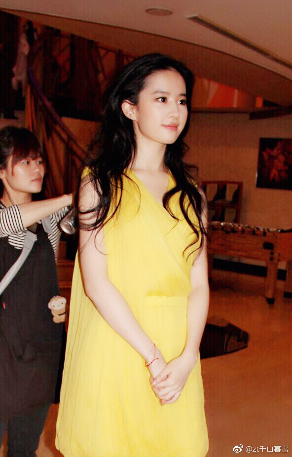 刘亦菲 2011年5月1日,电影《倩女幽魂》在台湾宣传,刘亦菲一身鹅黄色