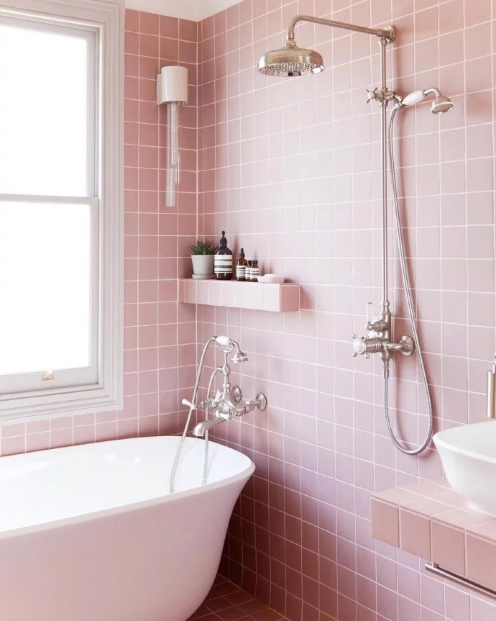 粉色浴室