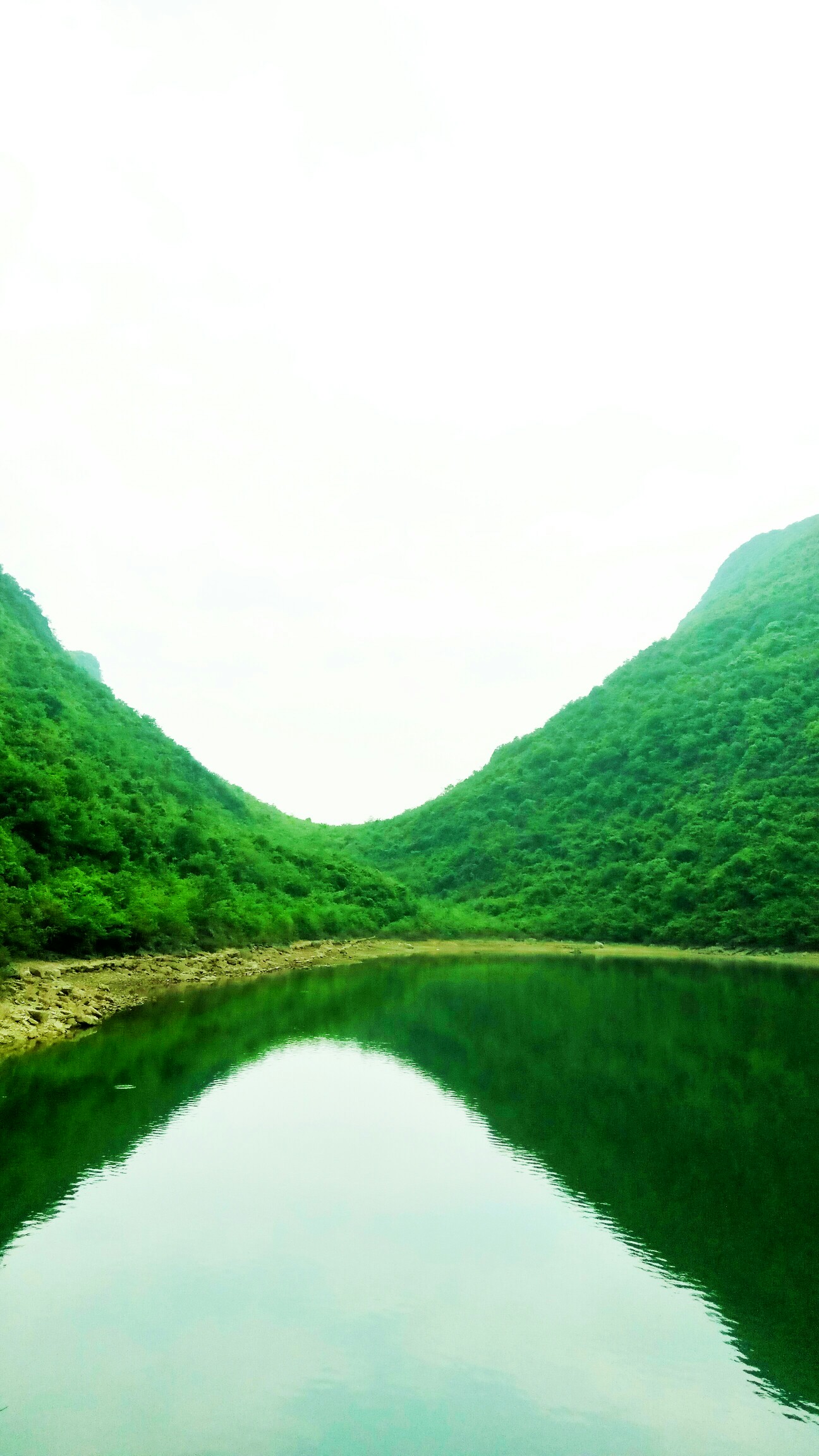 平湖碧水,青山远黛,想起李白的一句"桃花潭水深千尺,故乡的山水,是我