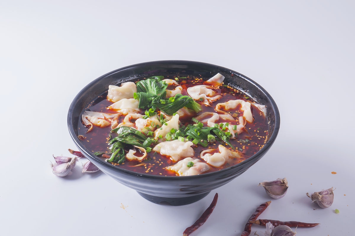 在重庆叫抄手,也就是馄饨,包出来像金元宝一样.