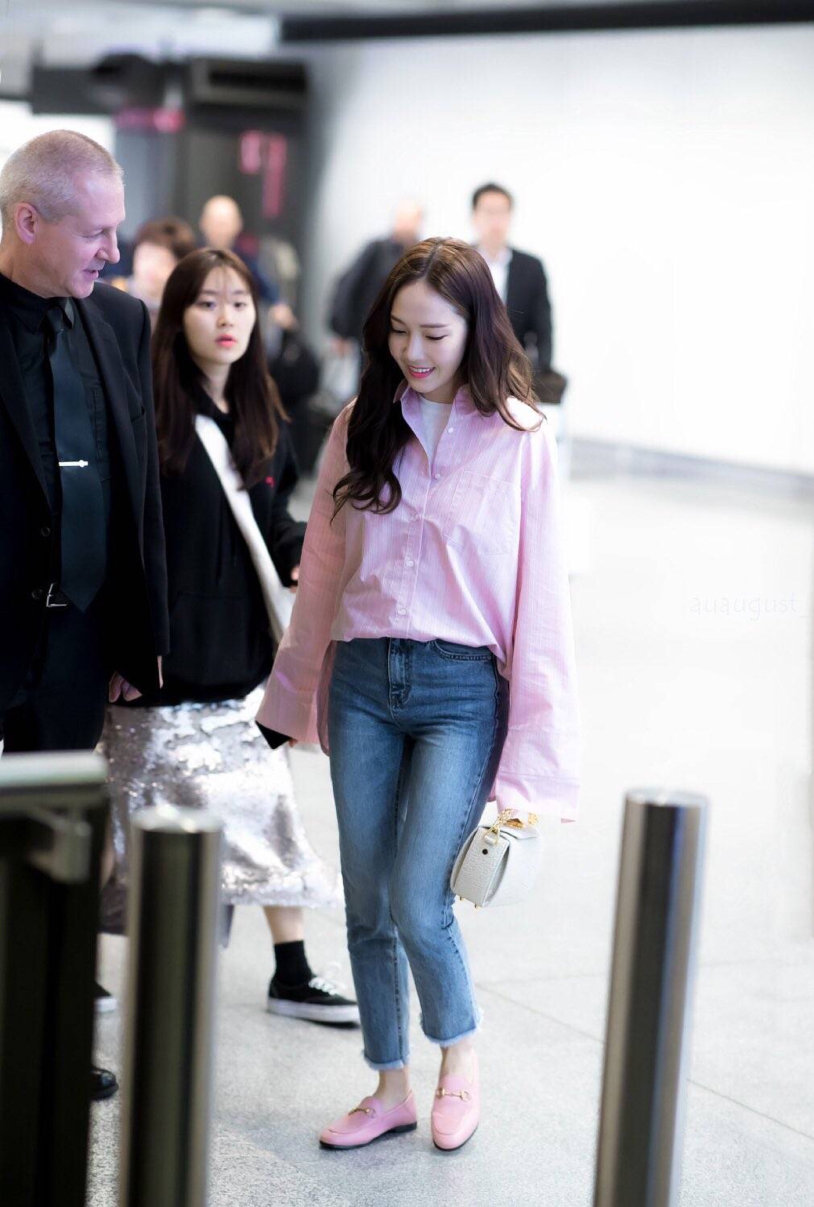 郑秀妍 //180411 香港机场散饭拍图@sy__jessica cr.logo