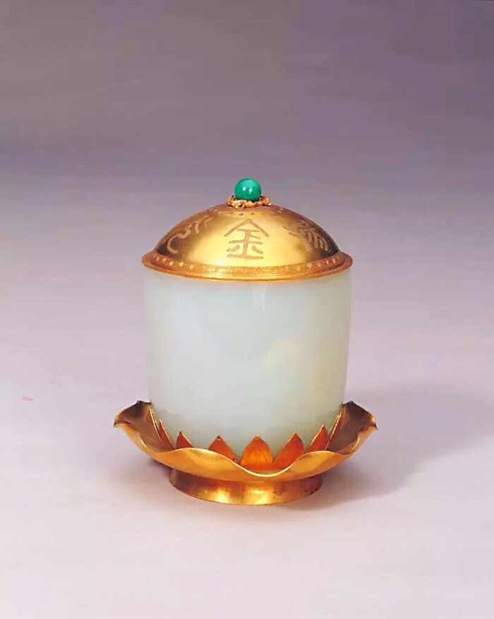 为彰显皇家"身份,杯子配金质荷叶荷花700_877竖版 竖屏