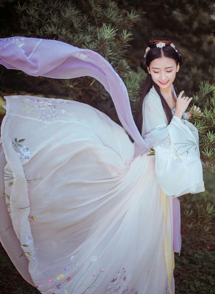 汉服 摄影/后期:@祁祈