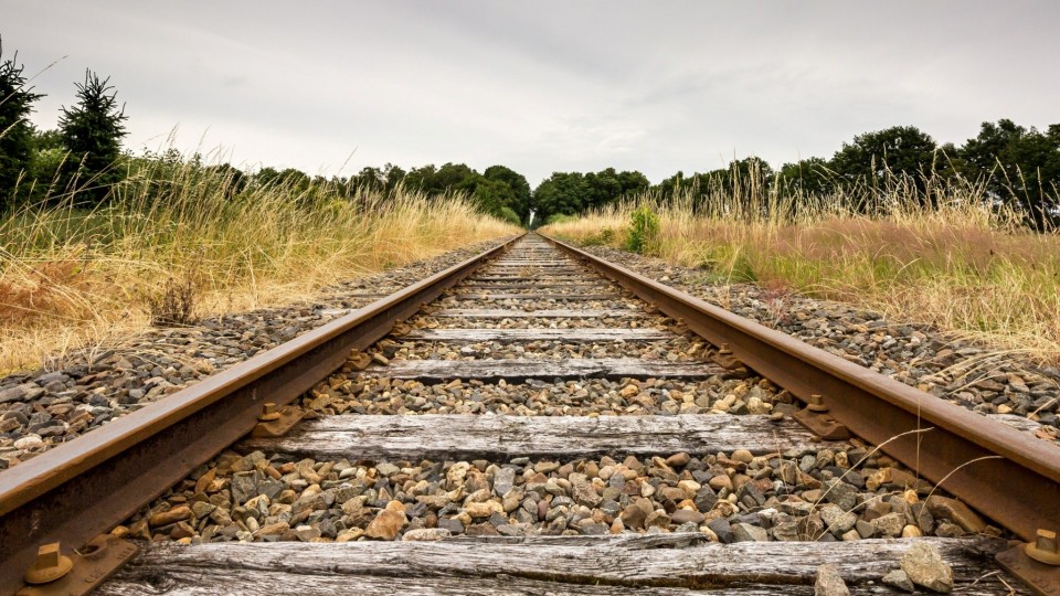 铁路风景图片高清电脑桌面壁纸,分享一组一望无际的铁道自然风景图片