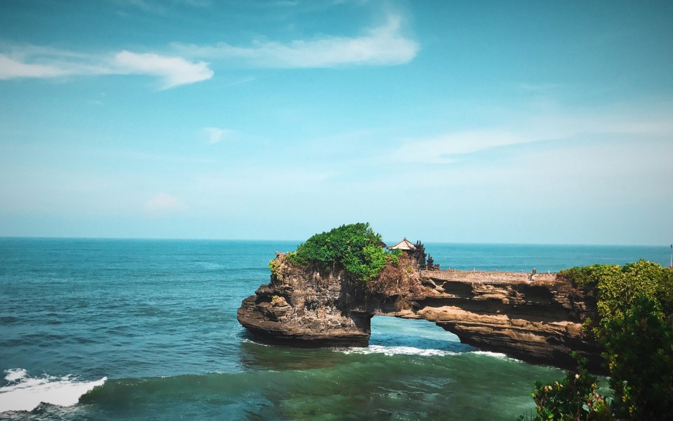巴厘岛是印尼17000多个岛屿中最耀眼的一个岛,位于印度洋赤道南方8度