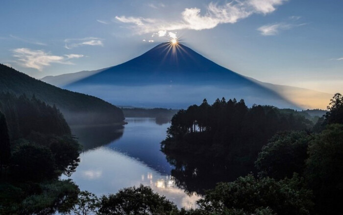 富士山被日本人民誉为"圣岳,是日本民族的象征.