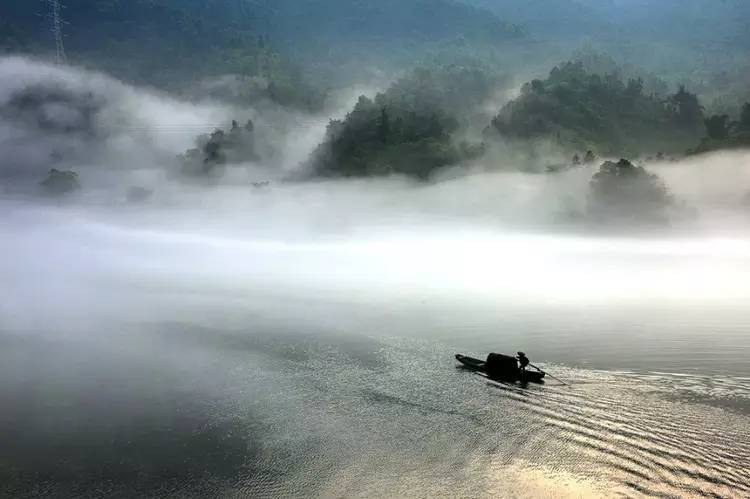 缥缈烟波荡木舟,琴堤轩榭笛声悠.