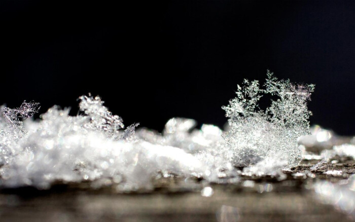 冬天亮晶晶的唯美雪花图片桌面壁纸