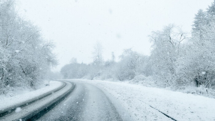冬季雪天道路风景高清电脑桌面壁纸