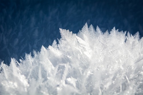 美丽的雪花图片雪花是冬的名片,雪花纷纷扬扬地飘落下来,像一个个纯洁