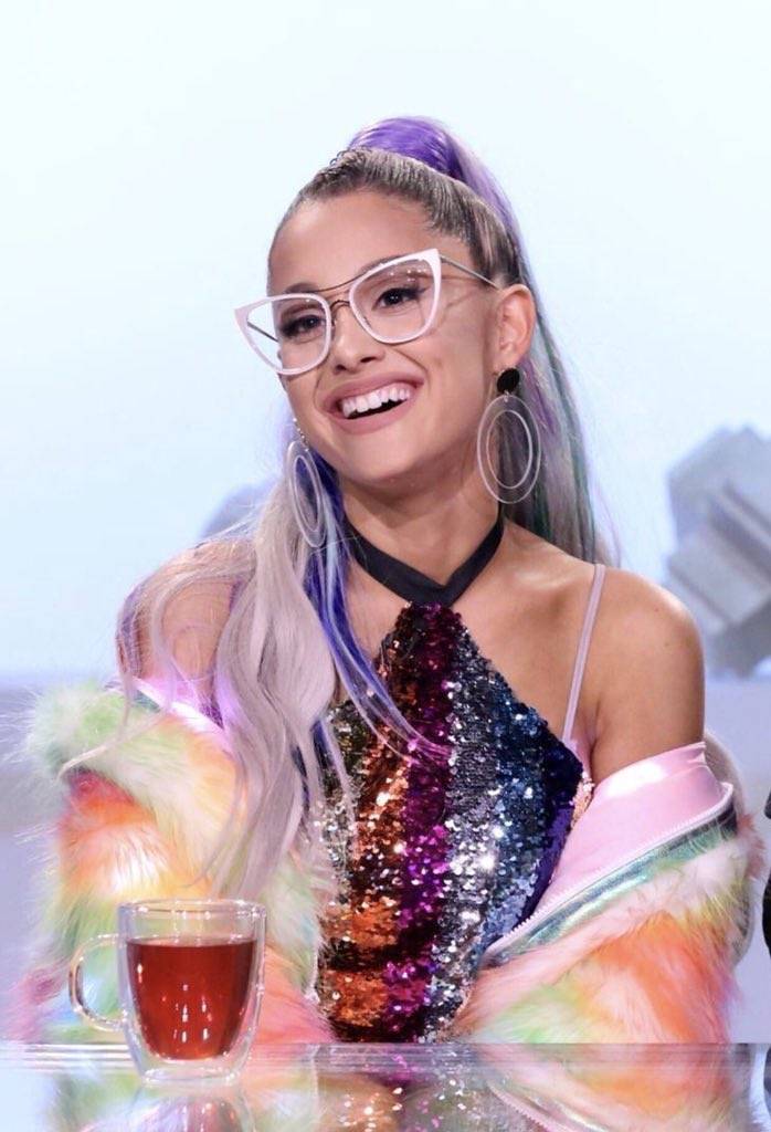 a妹arianagrande做客肥伦秀并带来"no tears left to cry"电视首秀