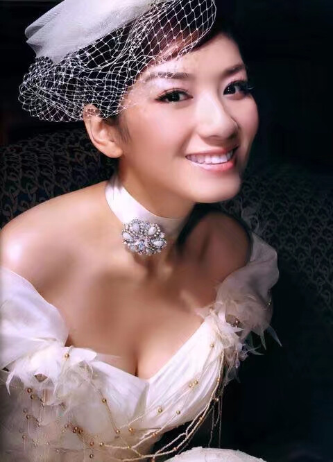 黄奕,1977年9月13日出生于中国上海,中国大陆女演员,导演,制作人,毕业