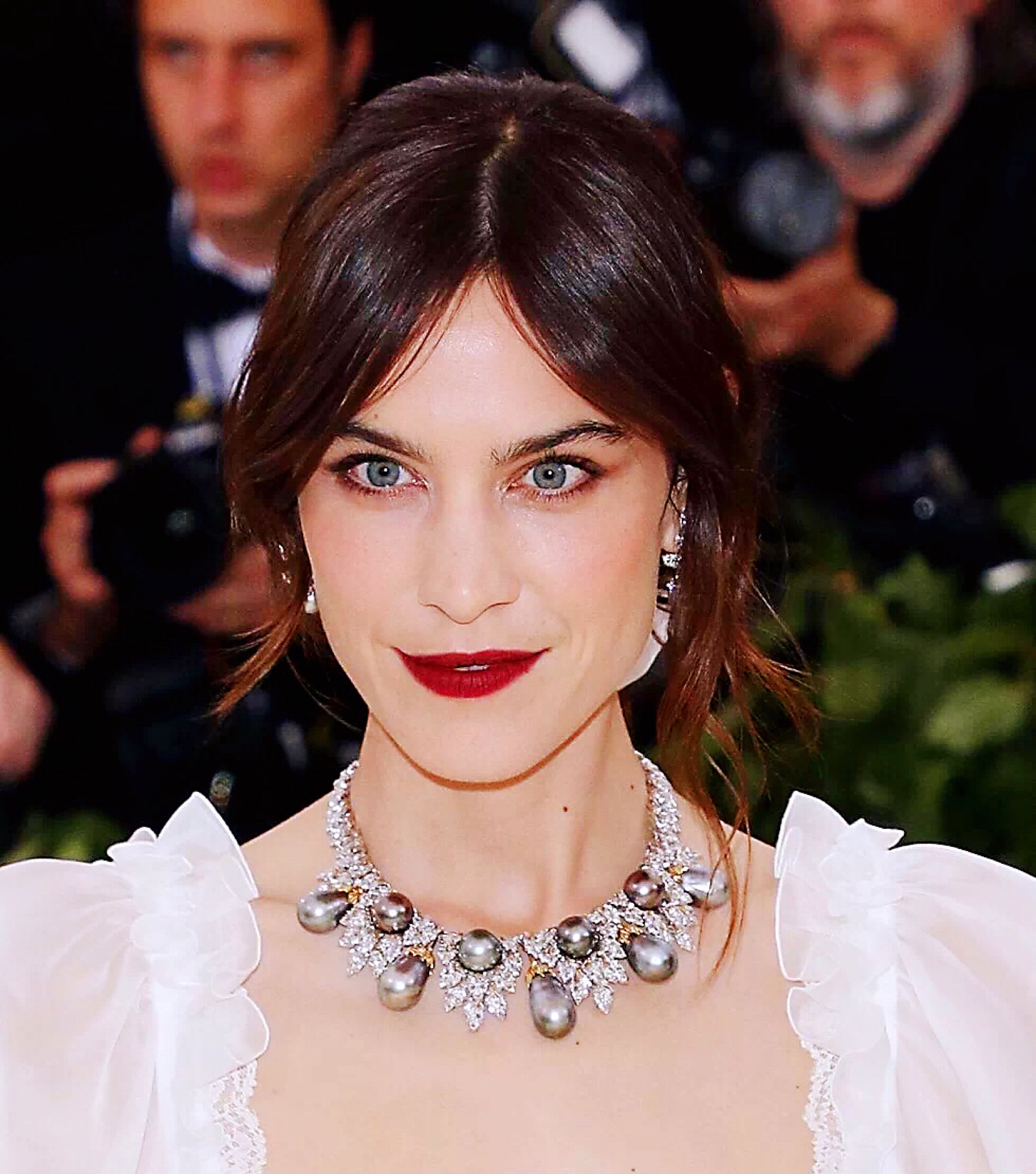 alexa chung 佩戴宝格丽的钻石珍珠项链,异形珍珠其实是顶尖设计师的