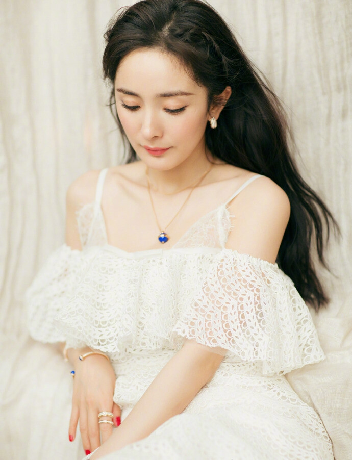 杨幂工作室曝光出一组杨幂美照.照片中,她…-堆糖