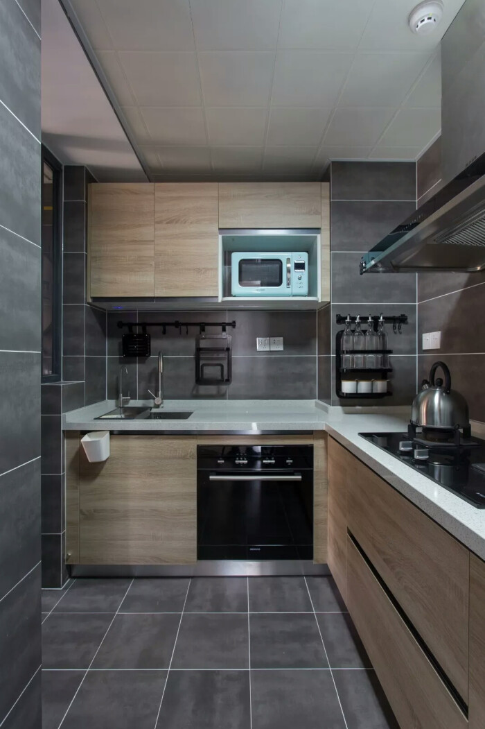 图10,厨房▲在北欧风格中,木色的橱柜 灰色砖还是比较流行,简洁干净