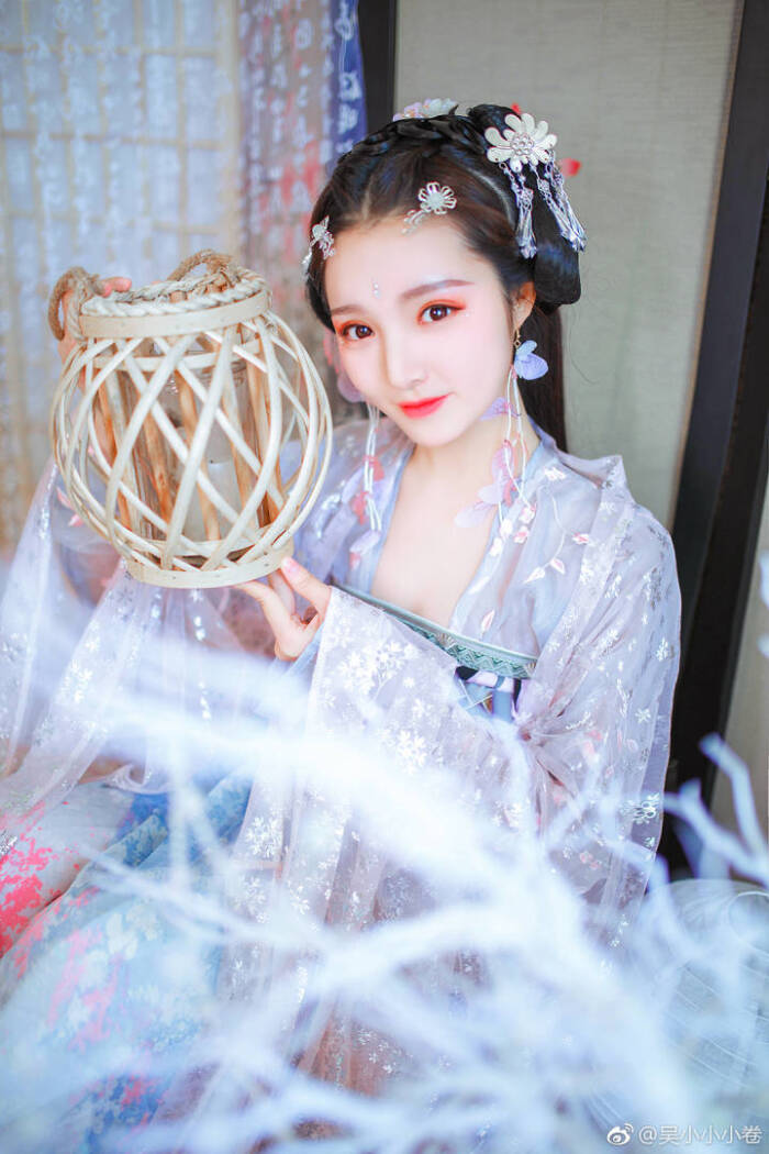白绫纱,青丝发,眉目亦如画.