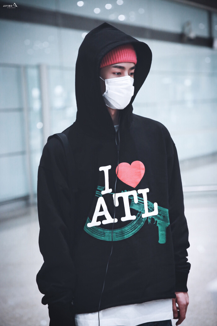 180524 长沙-北京 @uniq-王一博 cr:logo